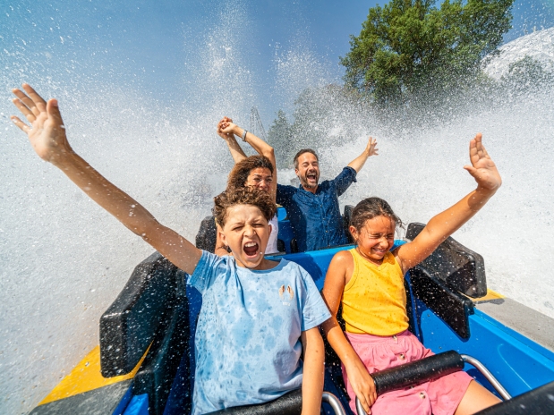 Die Gewinner des Tippspiel 2. Liga Preises fahren Achterbahn im Europa-Park. 