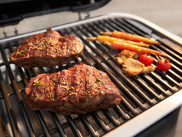 Fleisch und Gemüse auf dem Weber Elektrogrill Lumin Compact