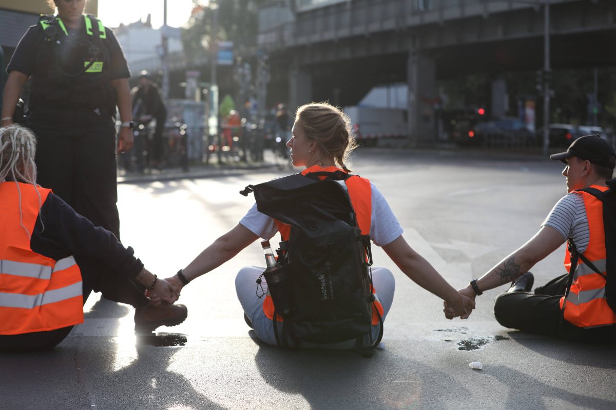 Berlin, Deutschland, 18.09.2023: Protest von Klimaaktivisten der Letzten Generation am Kottbusser Tor in Berlin-Kreuzberg