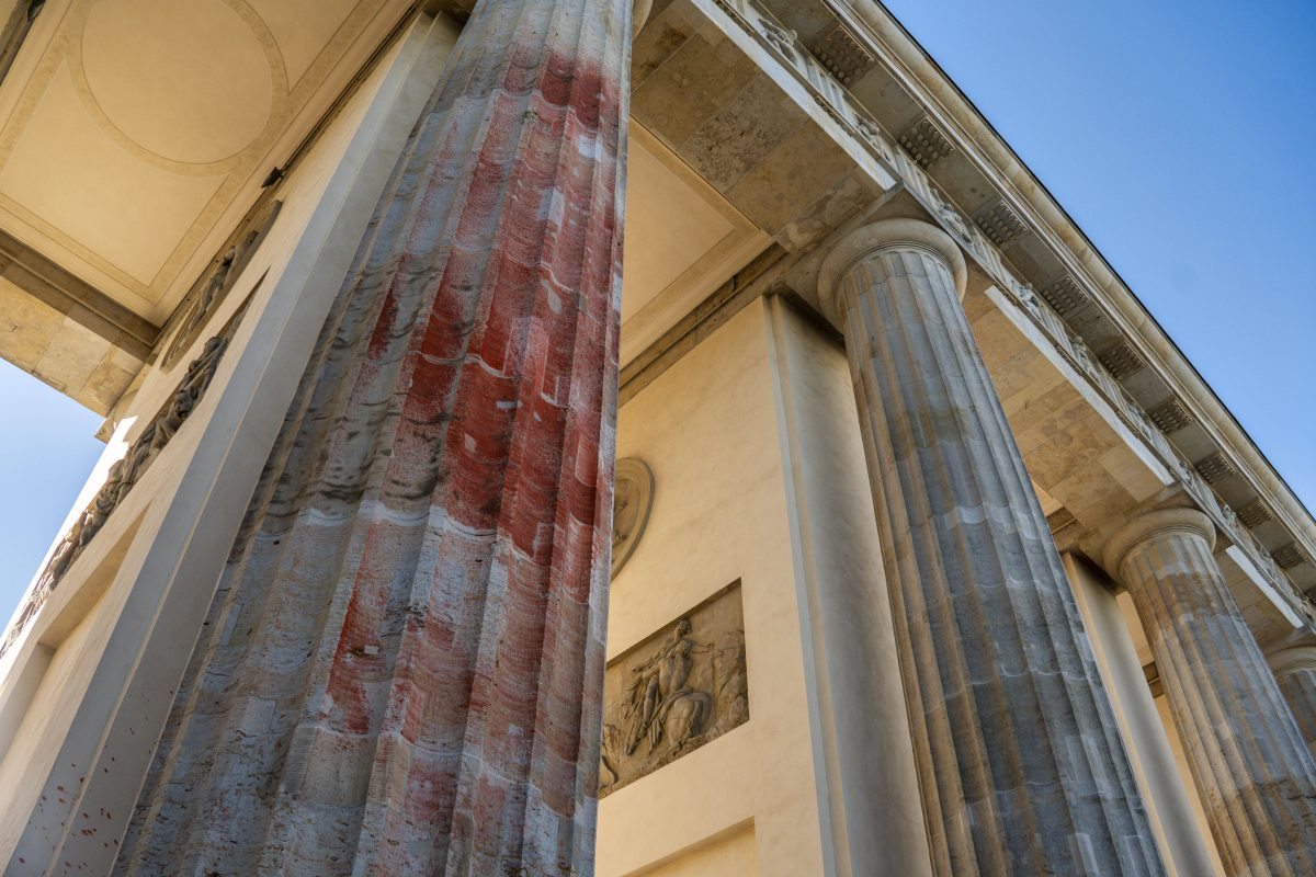 Farbanschlag von Klimaaktivisten der Letzten Generation am 17.09.2023 auf das Brandenburger Tor mit SprÃ¼hfarbe. Farbanschlag von Klimaaktivisten der letzten Generation am auf das Brandenburger Tor