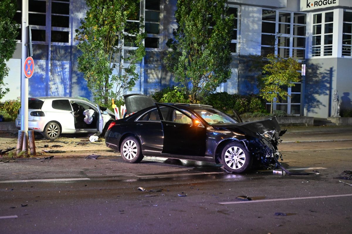 In Berlin ist es in der Nacht zu einem schweren Autounfall gekommen.