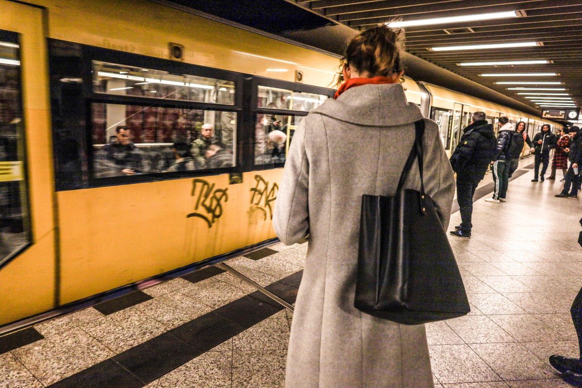 In Berlin werden Frauen immer wieder zum Opfer sexualisierter Gewalt. Auch in den öffentlichen Verkehrsmitteln der BVG und S-Bahn Berlin.