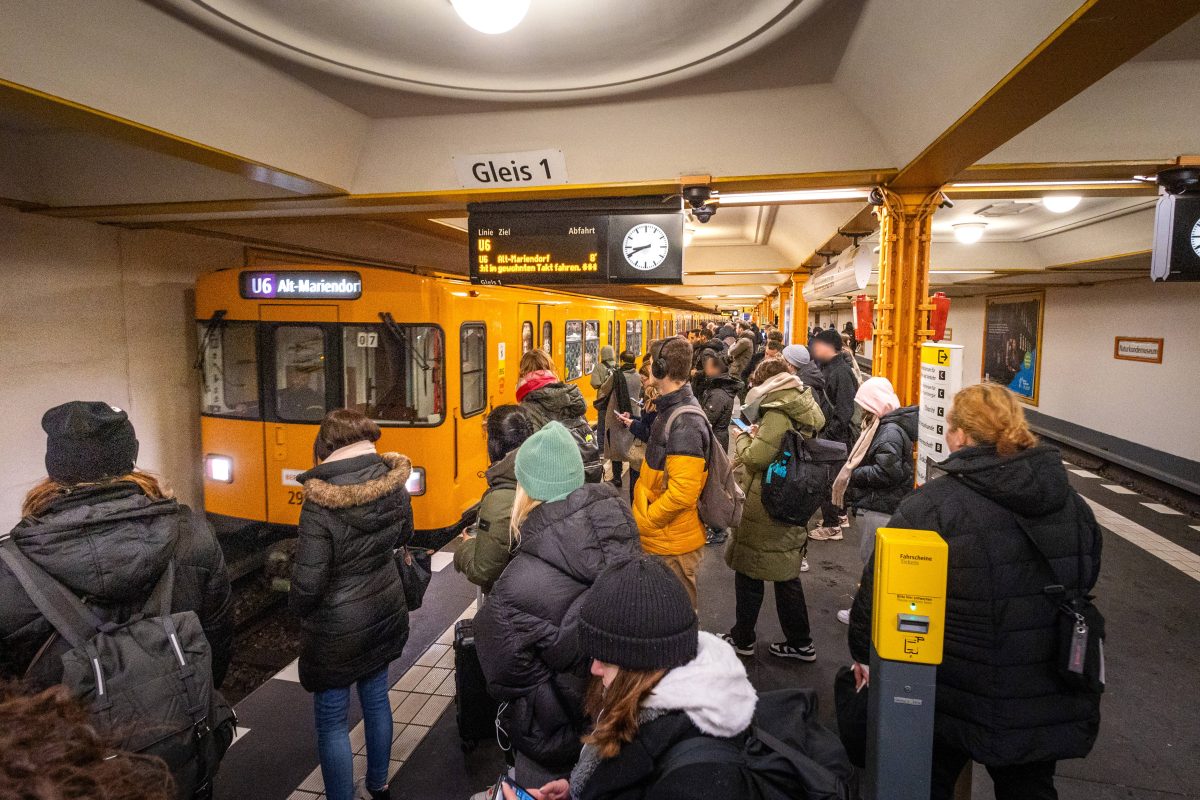 Zu vollen Zuegen kam es wegen Kabeldiebstahl in der U-Bahn Linie 6 der BVG in Berlin.