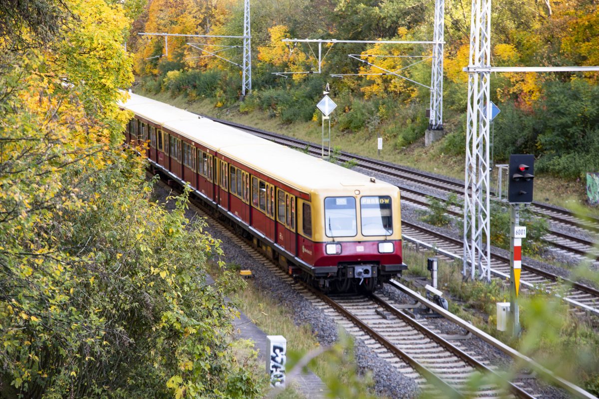 Ein Zug der S-Bahn Berlin Linie S85
