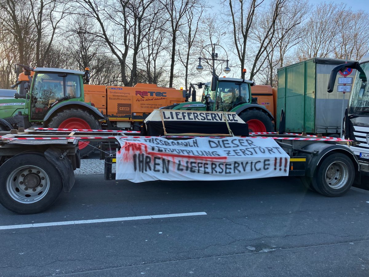 Auch LKWs beteiligen sich an den Bauern-Demos in Berlin.