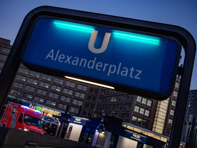 U-Bahn Berlin: Mann (34) von Gruppe brutal zusammengeschlagen – wer kennt die Täter?