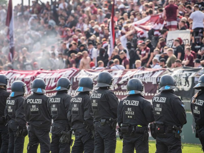 Berlin: Regionalliga-Spiel BFC Dynamo gegen Energie Cottbus eskalierte komplett – 155 Polizisten verletzt