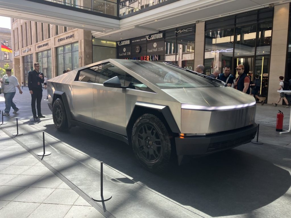 Das ist der Cybertruck von Tesla. Auf seiner Welttour macht er den ersten Stopp in der Mall of Berlin.