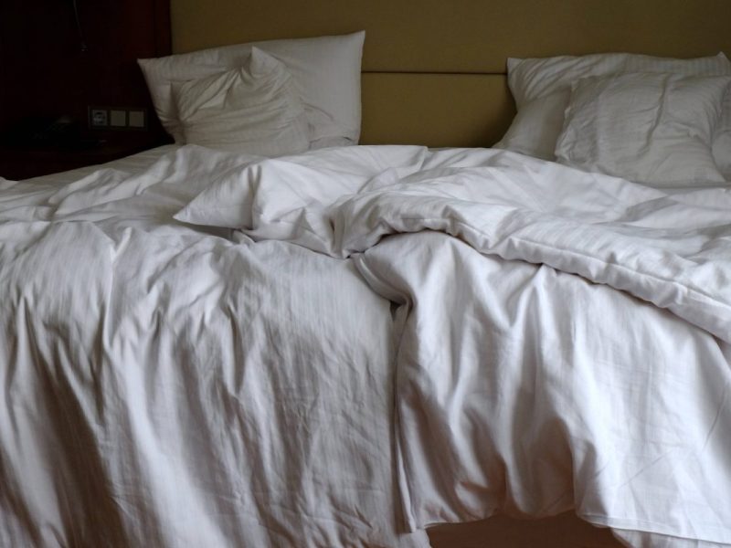 Airbnb: Urlauber betritt Traumwohnung – beim Blick ins Bett trifft ihn der Schlag