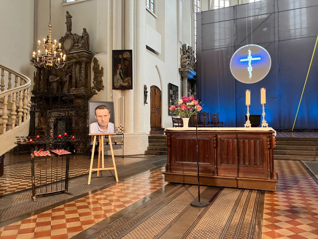 Der Altarraum der St. Marienkirche Berlin ist für den Gedenkgottesdienst für Alexej Nawalny geschmückt