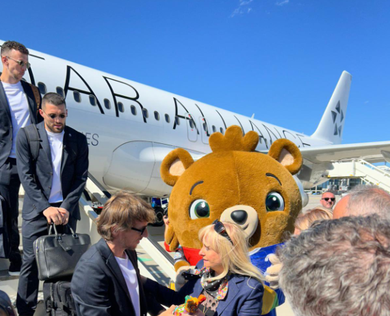 Die erste Nationalmannschaft ist fÃ¼r die EM in Berlin angekommen.