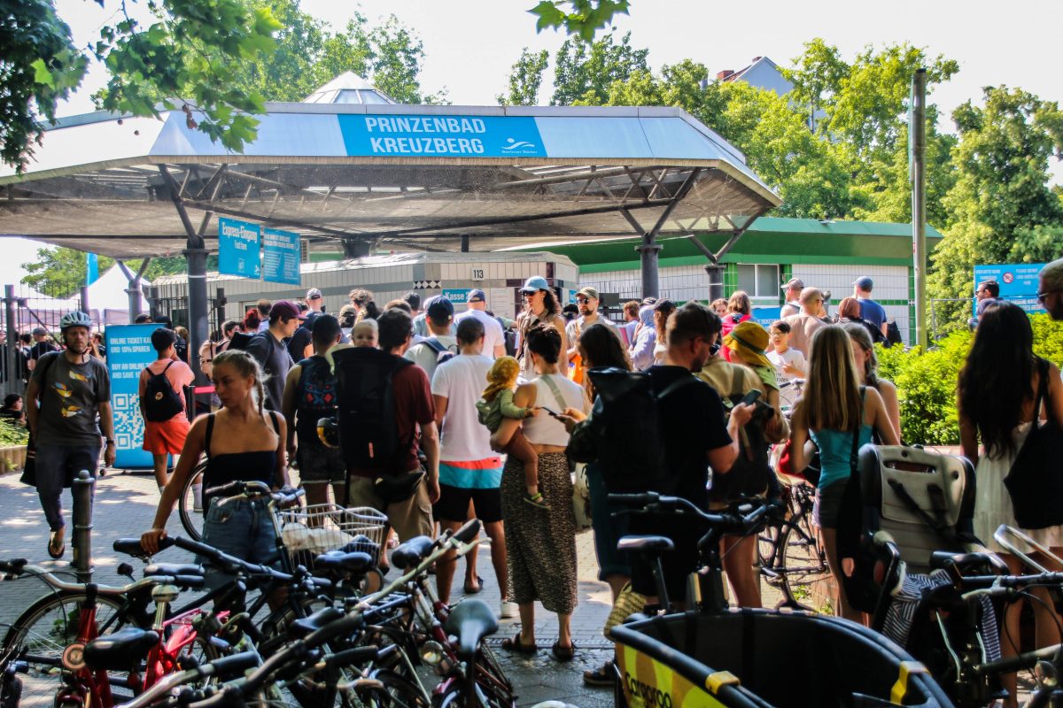 Eine lange Menschenschlange vor dem Freibad Berlin-Kreuzberg.