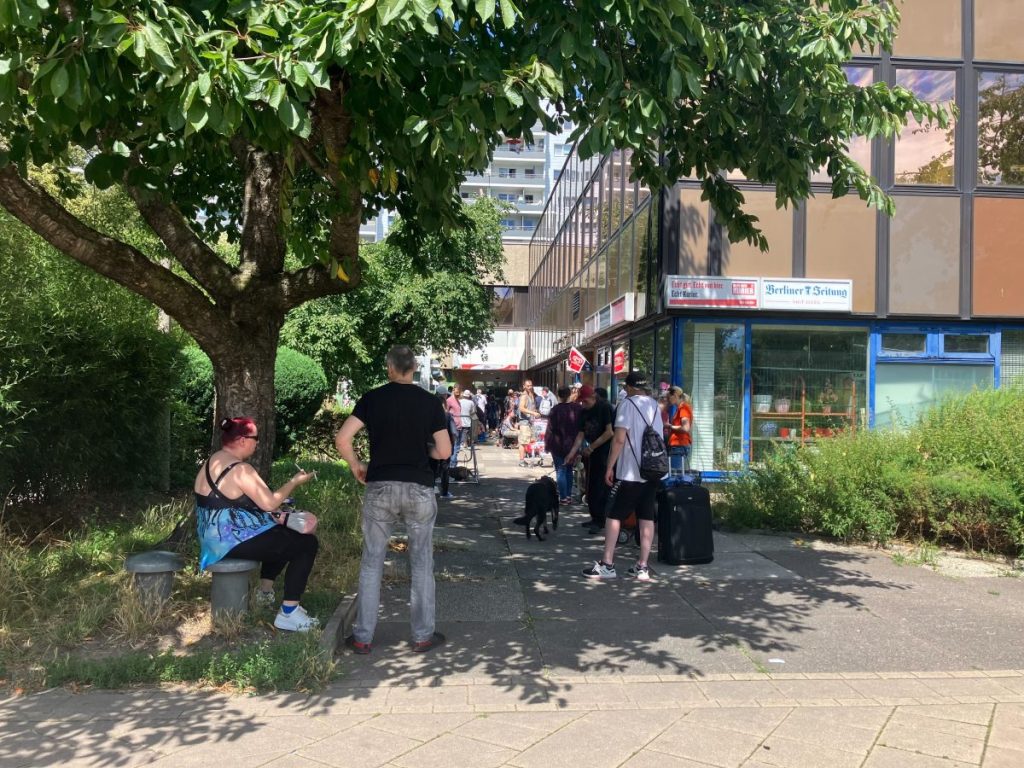 Stunden vor Beginn der Ausgabe bildet sich hier bereits eine Schlange. Die Nachfrage an die Berliner Tiertafel ist groß!