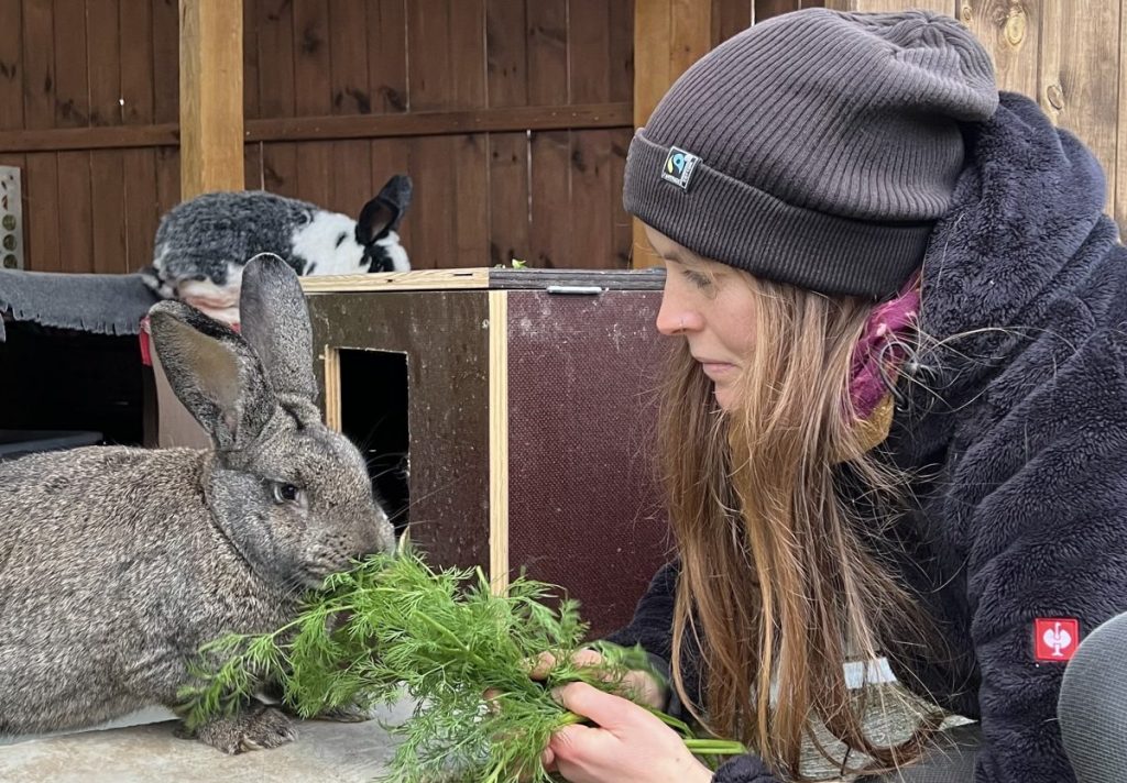 Natascha mit einem ihrer Schützlinge im Freien.