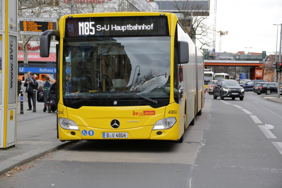 Ein Bus der BVG in Richtung Hauptbahnhof