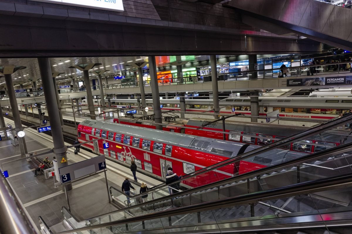 Eine Regionalbahn in Berlin am Hauptbahnhof